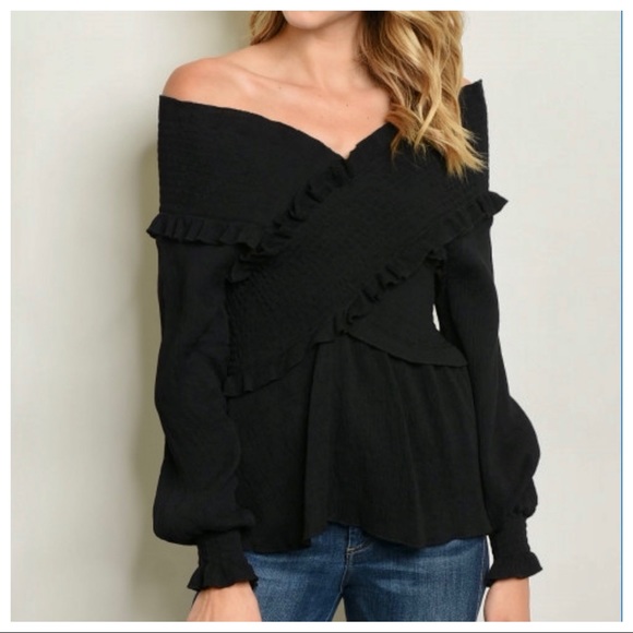 Tops - ✨LAST ONE✨Black off the shoulder gathered top